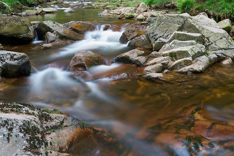 der Fluss Ilse bei Ilsenburg im Wald am Fuße des Brocken im Nationalpark Harz in Deutschland von Heiko Kueverling