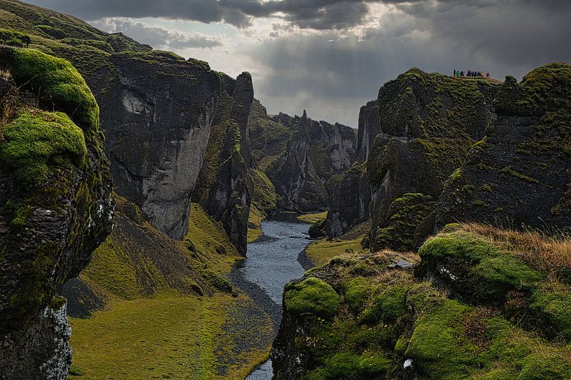 Vue du canyon de Fjaðrárgljúfur en Islande par peterheinspictures