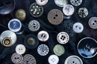 Zwevende knopen boven zwart fluweel