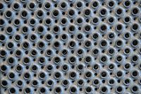 Résumé - treillis métallique avec des trous