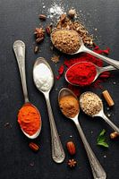 Farbenfrohe Gewürze auf Löffel