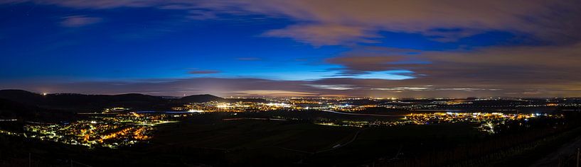 Deutschland, XXL-Landschaftspanorama einer schön beleuchteten Stadt von adventure-photos