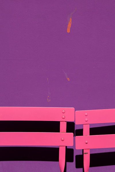 Rosa Terrassenstühle für eine lila Wand von Danielle Roeleveld