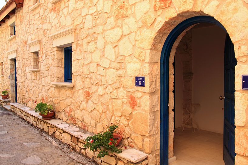 Typische griechische Straße und Häuser von Bobsphotography