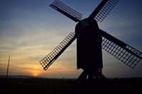 Typisch hollandse molen voor een mooie zonsondergang