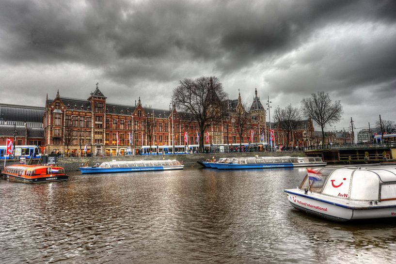 rondvaartboten voor centraal station by Jaap Voets