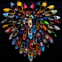 Statue carrée de sabots colorés en forme de cœur