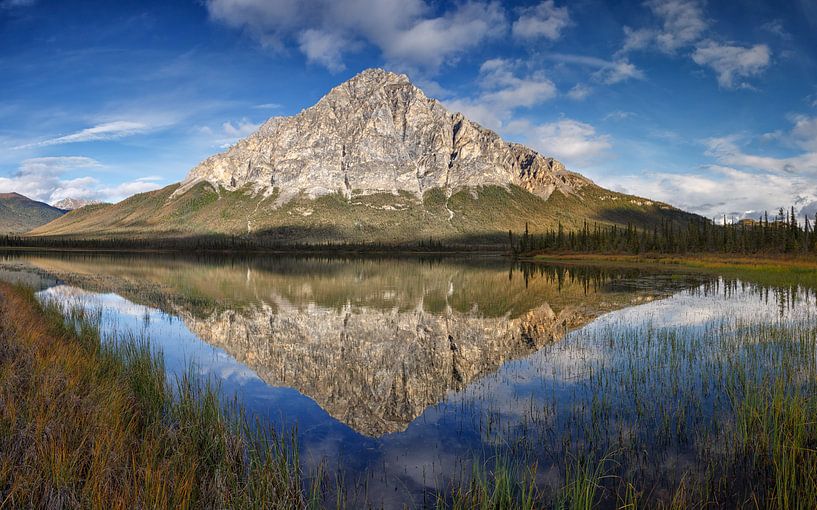 Dillon Mountian in een reflectie in het meer van Menno Schaefer
