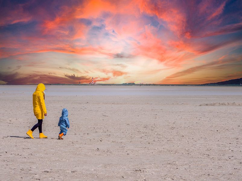 Une femme se promène sur la plage avec son enfant par Animaflora PicsStock
