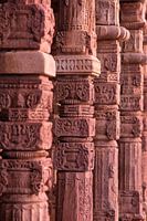 Reihe von geschnitzten Säulen in einer Moschee in Delhi