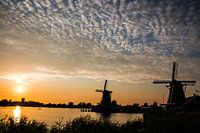 Vieux moulin hollandais à Zaanse Schans avec le soleil couchant