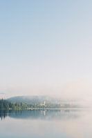 Titisee-Neustadt im Nebel | Dorf am See im Schwarzwald in Deutschland | Reisefoto Wandkunst