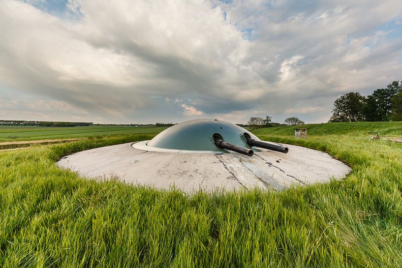Ligne de défense d'Amsterdam, Fort près de Spijkerboor avec un ciel d'orage menaçant, tourelle de ca par Martin Stevens