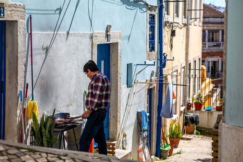 BBQ à l'extérieur dans une ruelle de Lisbonne par Roosmarijn Jongstra