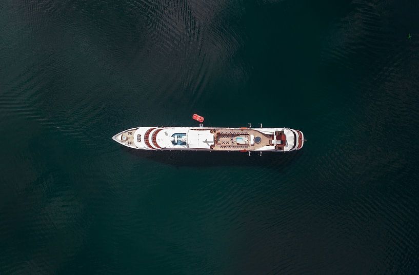 Kreuzfahrtschiff im Geirangerfjord von vdlvisuals.com