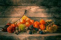 Herbst Komposition mit Laternen und Kastanien