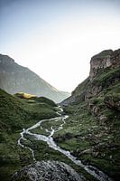 Rivière à travers la vallée