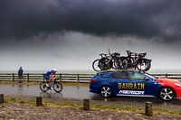 Wielrenner trotseert noodweer