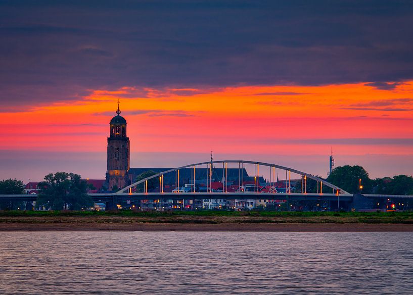A beautiful orange sky above the city of Deventer by Jaimy Leemburg Fotografie