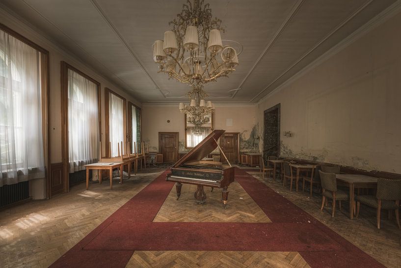 Salle de bal avec piano par Perry Wiertz