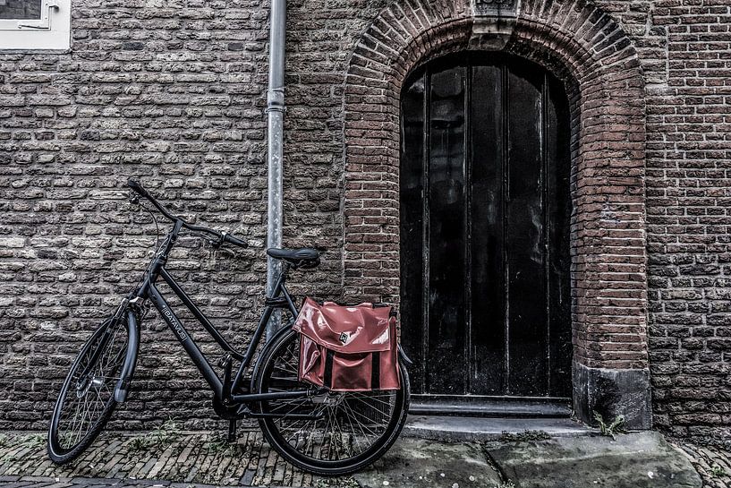 Door and bike by Ans Bastiaanssen