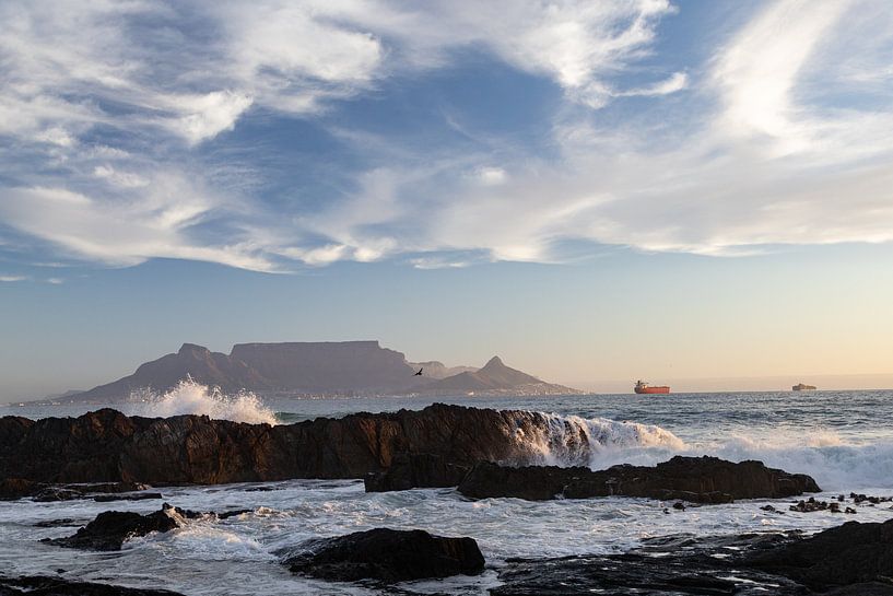 Der Tafelberg vom Strand von Blouberg, in der Nähe von Kapstadt von Marika Rentier