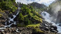 Låtefossen en Norvège - Une chute d'eau puissante au milieu d'une verdure luxuriante