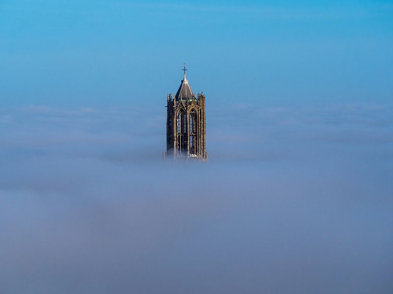 Der Dom in Utrecht über dem Nebel von Mart Gombert