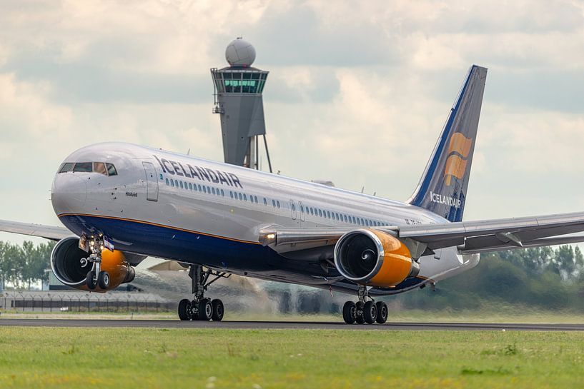 Die Boeing 767-300 der Icelandair hebt ab. von Jaap van den Berg