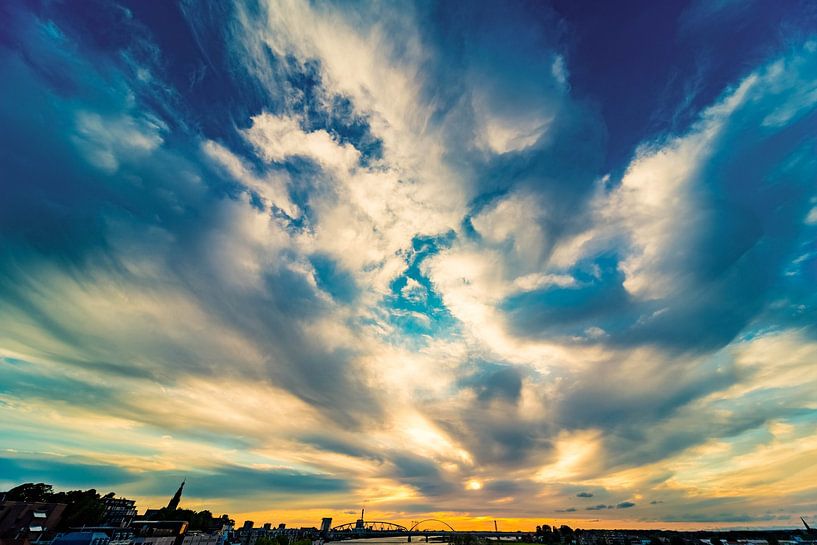 Zonsondergang in Nijmegen van Maerten Prins