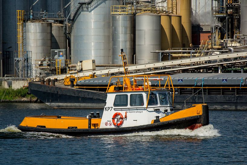 De Koperen Ploeg auf dem Weg in den Hafen von Amsterdam. von scheepskijkerhavenfotografie