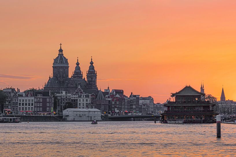 Skyline von Amsterdam bei Sonnenuntergang von Thea.Photo