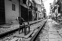 Chaise sur une voie ferrée, Hanoi, Vietnam