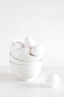 Witte eieren in schaaltjes