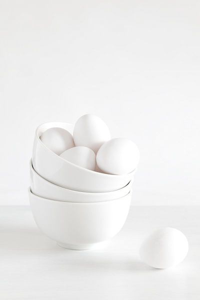 Witte eieren in schaaltjes von Studio Windtkracht