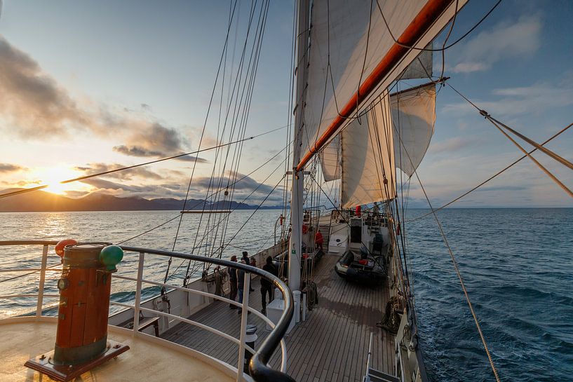Sunset of the Tallship Antigua. by Menno Schaefer