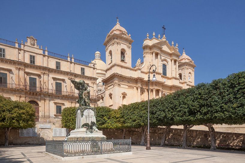 Kriegerdenkmal, Kathedrale Dom San Nicolo, Noto, UNESO Weltkulturerbe, Vale di Noto, Provinz Syrakus von Torsten Krüger
