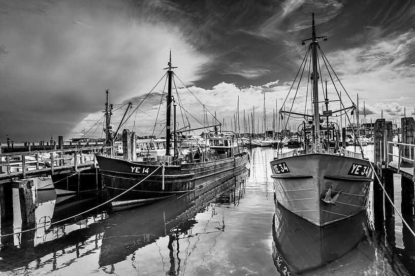Mussel cutters in the harbour of Yerseke by Ria Overbeeke