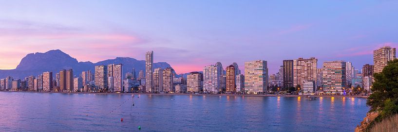 Panorama de Benidorm au coucher du soleil, Espagne par Adelheid Smitt