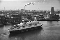 Kreuzfahrtschiff verlasst Amsterdam