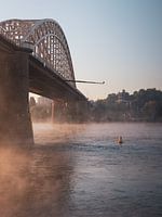 Le pont de Waal noyé dans la brume