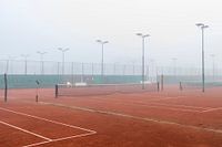 Tennisplatz in den frühen Morgenstunden