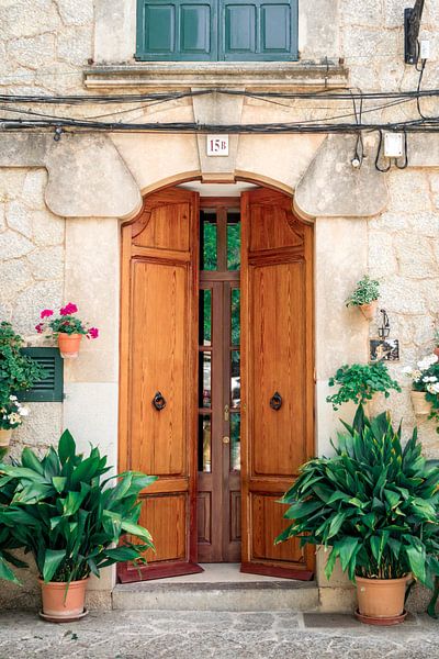 Deur met bloemen en planten in Valldemossa van Evelien Oerlemans