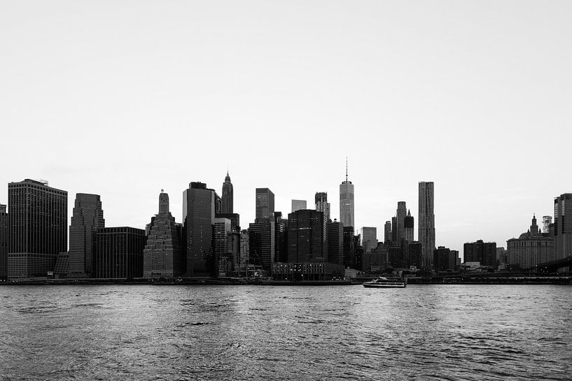 Skyline von Lower Manhattan in Schwarz-Weiß von Ben Hoedt