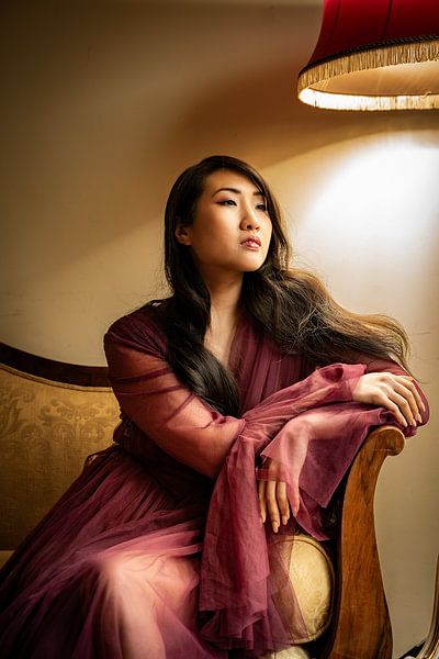 Warmes Glühen: Intimes Porträt in Sfumato von Dirk Lahuis