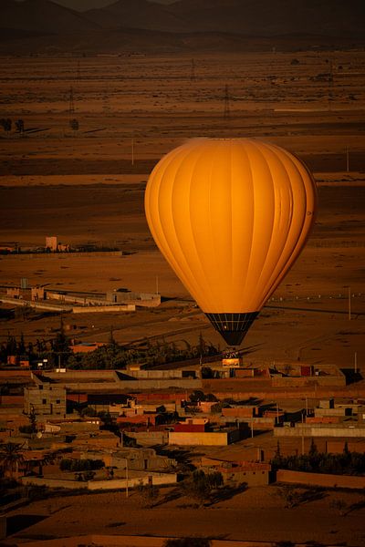 Hot air balloon over the Moroccan landscape by Stille Vertelling