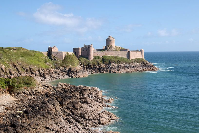 Le Fort La Latte est une impressionnante forteresse côtière dans le département des Côtes-d'Armor. par W J Kok