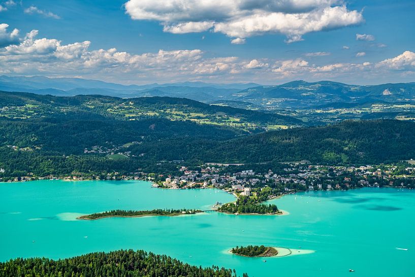 Uitzicht vanaf de Pyramidenkogel uitkijktoren op het Woerthersee meer van Andreas Völkel