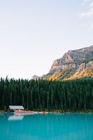 Maison en canoë au lac Louise au Canada - lever du soleil
