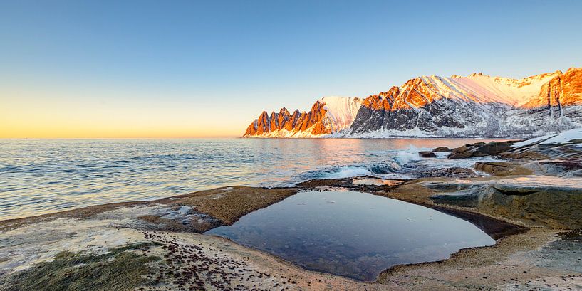 Zonsondergang over de Okshornan bergketen op het eiland Senja in Noord-Noorwegen van Sjoerd van der Wal Fotografie
